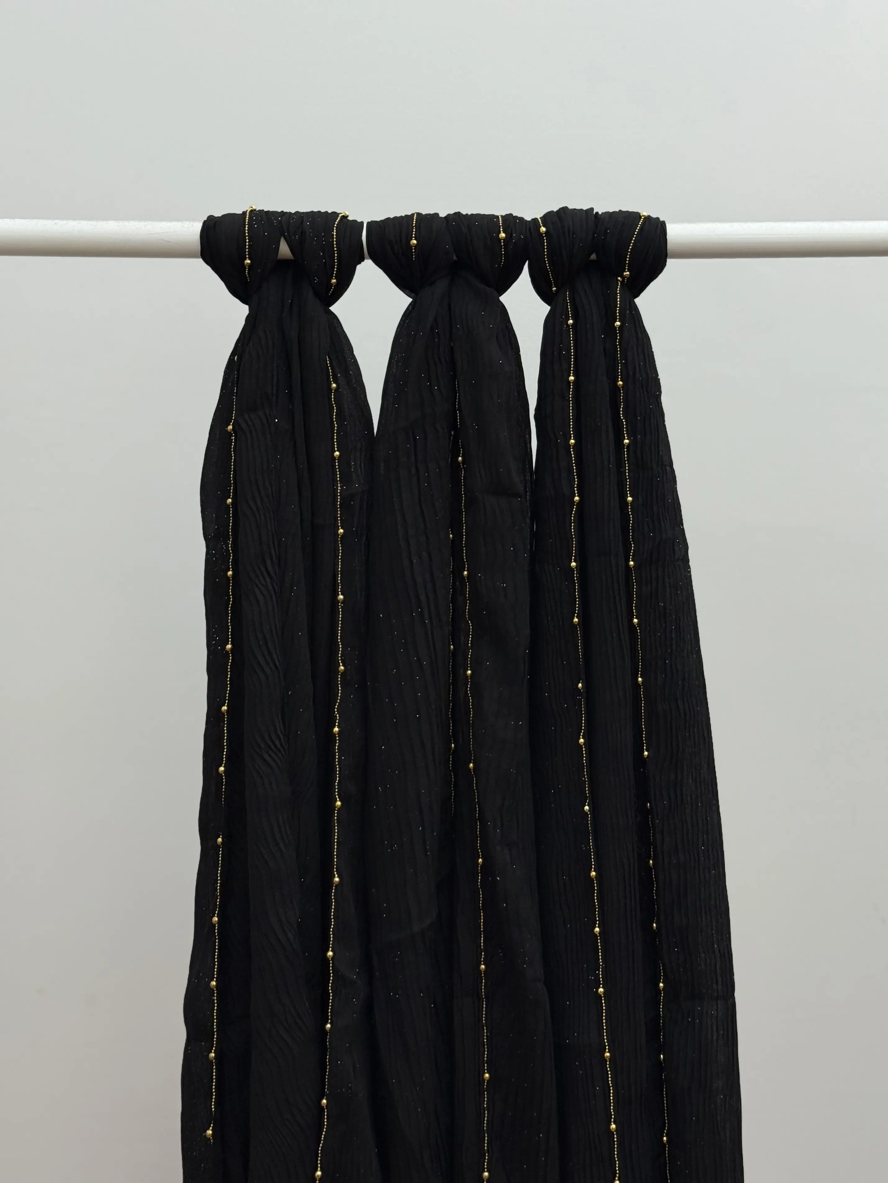 شال مشکی شاین دار دور مرواریدی